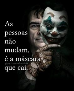 a man holding his face up to the camera, with a quote above it that says as pessosas nao muldam, e a mascara que cau