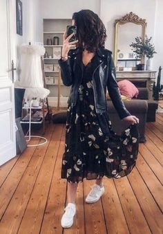 Black Floral Dress Fall, Rainy Day Outfit Dress, Black Floral Skirt Outfit Fall, Floral Black Dress Outfit, Alternative Feminine Style, Outfit Vestido Y Tenis, How To Wear Midi Skirt, Chic Black Floral Dress For Fall, Fall Black Midi Dress With Floral Embroidery