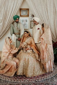 Sikh Wedding Decor, Mum Outfits, Sikh Wedding Photography, Wedding Photography India, Punjabi Weddings, Photography Moodboard, Indian Bride Poses, Anand Karaj, Ceremony Photography