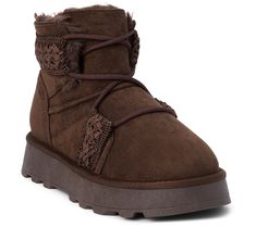 Step into ultimate comfort with the Beach by Matisse faux fur platform boot. Featuring a cozy faux fur lining and insole, these pull-on ankle boots are perfect for chilly fall and winter days. The embroidered detailing adds a touch of style, making them a must-have for your seasonal wardrobe. From Beach by Matisse. Comfortable Boots For Women Fall Winter, Fall Must Haves Outfits, Winter Boots 2024, Winter Shoes 2024, Cute Fall Shoes, Brown Boots Ankle, Bershka Boots, Cute Snow Boots, Shoes For Me