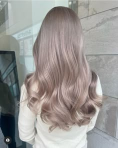 Two Tone Brown And Blonde Hair, Platinum Root Melt, Milk Tea Blonde Hair, Light Ashy Blonde Hair, Ash Beige Blonde, Milk Tea Hair Color, Mushroom Hair, Beige Hair, Korean Hair Color