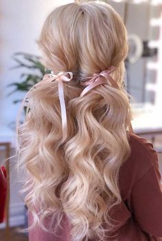 Those who think that ponytail hairstyles are boring are going to change their mind today! Our latest ideas are here to show a pony from a new perspective. Ponytails With Ribbons, Low Pigtails With Ribbon, Interesting Ponytails, Coquette Ponytail, Cute Pink Hairstyles, Fluffy Hair Ponytail, Long Hair With Ponytail, Hair Two Ponytails, Hair Ideas Up