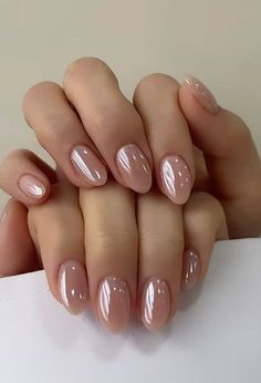 Trendy Simple Nails 2024, Medium Length Gel Nails Ideas, Cute Simple New Years Nails, Nude Chrome Nails Almond Shape, Trending Nails 2024 Autumn, Almond Nails Trendy Simple, Basic Winter Nails Simple, Classy Gel Nails Short, Sheer Nails Gel