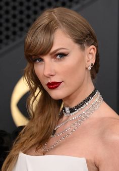 taylor swift at the golden globe awards wearing red lipstick and choker with silver jewelry