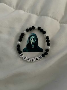 Scream/ghostface bracelet Scream Craft, Crush Bracelet Ideas, Scream Bracelet Ideas, Ghost Face Bracelet Pattern, Bracelets Ideas With Beads, Grunge Bracelet Ideas, Horror Movie Ideas, Ghost Face Bracelet, Beaded Scream Bracelet