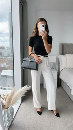 chic fashion aesthetic | business professional workwear | business casual outfits | minimal outfits | neutral outfit ideas | chic loungewear | chic style | french fashion | that girl style Real Estate Outfits, Corporate Attire Women, Look Working Girl, Business Professional Outfits, Lawyer Fashion, Fest Outfits, Corporate Attire, Chique Outfits