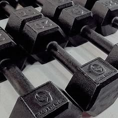 there are many black dumbbells on the table