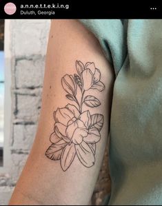 a black and white flower tattoo on the left upper half of the arm, by annette teckening