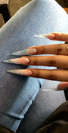 Stilleto Nails Designs Winter, Stilleto Xmas Nails, Baddie Nails Christmas, Stilleto Holiday Nails, Stiletto Nail Art Christmas, Christmas Nails Acrylic Stiletto, Christmas Nails Stiletto Simple, Stiletto Winter Nails, Frosty Acrylic Nails