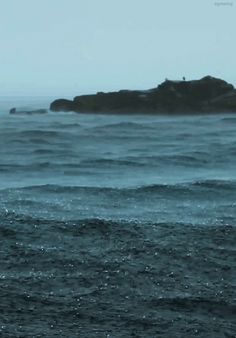 an image of the ocean with waves coming in