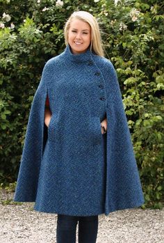 Poncho Pattern Sewing, Poncho Design, Cape Fashion, Blue Cape, Poncho Pattern, Capes For Women, Crochet Poncho, Beautiful Crochet