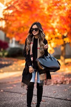 Burberry Scarf Outfit, Handcuff Bracelet, Preppy Boho, Winter Mode Outfits, Givenchy Bags, Givenchy Antigona, Boots Ugg, Fall Scarves, Shawl Scarf