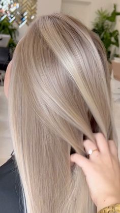 🇬🇧 BLONDES | BALAYAGE LOVER | INTERNATIONAL EDUCATOR | OLD MONEY BLONDE ☁️ All these inspo names are cute but random and I’m not mad at them 🤪 Looooved filming this transformation for... | Instagram Perfect Blonde Hair, Bright Blonde Hair, Summer Blonde Hair, Blonde Hair Transformations, Dyed Blonde Hair, Balayage Blonde, Honey Blonde Hair, Blonde Hairstyles, Blonde Hair Inspiration