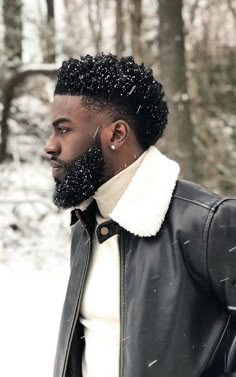 Corte para cabelo masculino crespo com volume no topo e degradê nas laterais é uma das grandes tendências masculinas para 2019. Black Men Beards, Beard Game, Mohawks, Black Beards, Pelo Afro, Corte De Cabelo Masculino