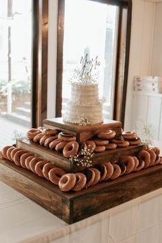 Wedding cake Cinnamon Roll Wedding Cake Display, Donut Stand Wedding Display Ideas, Doughnuts At Wedding, Donut Bar At Wedding, Cinnamon Roll Dessert Table, Donut Wedding Cake Display, Cookie And Donut Bar Wedding, Cider And Donuts Display, Wedding Cake Donut Tower