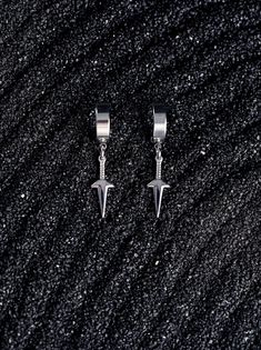 クナイ One of the most common tools used by a shinobi, keep your kunai close with these earrings. Materials: Hypoallergenic stainless steel Earring dimensions: Approx. 1.5" by .25" (including hoop earring).