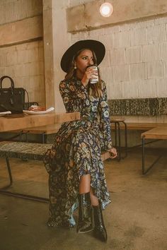 Spring Outfits Boho – Wardrobe 2024 15 Ideas Elegant Boho Fashion, Formal Dress With Cowboy Hat, Boho Outfit With Cowboy Boots, Hippie Women Outfits, Professional Boho Outfits Women, Boho 2024 Outfits, Classy Boho Outfits, Fall Outfits 2024 Boho, Boho Chic Fall Outfits