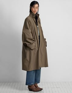 Khaki Windbreaker Outfit, Oversized Peacoat Outfit, Winter Coat 2024, Rain Jacket Aesthetic, Rain Coat Outfits, Minimalist Winter Outfits, Denmark Street Style, Christmas Casual Outfits, Anorak Jacket Outfit