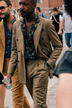 Men’s Floral Wedding Outfit, Casual Wedding Looks For Men, Eclectic Mens Wedding Attire, Funky Wedding Suit, Funky Formal, Mens Fashion Style, Men In Suits, Mens Fashion Edgy, Beige Outfit