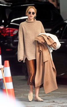 Cooke Maroney, Mode Dope, Jennifer Lawrence Style, Minimalist Moda, Celebrity Style Guide, Long Skirt Outfits, Pullover Outfit