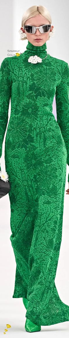 #Givenchy #Fall2023 #Runway #SparklyGold #HauteCouture #Fashion 🧣❄️ Green Couture, Floral Fashion, Green Fashion, 2023 2024, Fashion Trend, Beautiful Outfits