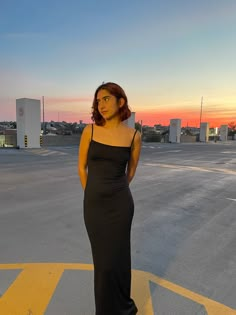 sunset, parking, sky, dress, black dress, short hair, bershka dress, photoshoot, outfit, ootd, outfit of the day, outfit idea, posing, instagram, post idea Dress Pose Ideas Instagram, Photo Poses With Long Dress, Cute Dress Poses Picture Ideas, Dresses Poses Instagram, Black Dress Outfit Photoshoot, Photography Poses Long Dress, Black Dress With Short Hair, Showing Off Dress Pose, Poses For Short Hair