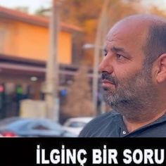 a man with a bald head standing in front of a sign that says liging bir soru