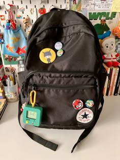 School Backpack Decorations, Decorated School Bag, Bagpack Decorating Ideas, Converse Backpack Aesthetic, Decorating Backpack, Backpack Decoration Ideas, Pins On Backpack, Bag Pins Aesthetic