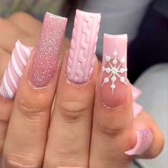 Holiday Acrylic Nails Short, Latina Acrylic Nails Christmas, Nail Sets Christmas, Pink Nail Christmas Designs, Medium Nails Acrylic Christmas, Medium Acrylic Nails Christmas, Short Gel Nail Designs Holiday, Extra Winter Nails, Polygel Christmas Nails