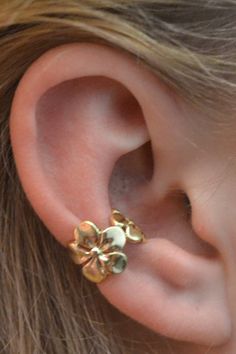 This amazingly beautiful Plumeria Ear Cuff is so flattering on the ear and easy to wear. It is non pierced and hugs the side of your ear comfortably and securely. We use on the highest quality materials, Sterling Silver and Gold Vermeil. It will fit either the left or the right side. This piece will arrive in a Gift Box and include simple fitting instructions. Perfect for gift giving Ear Cuff Gold, Wrap Earrings, Gold Ear Cuff, Ear Cuffs