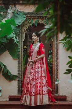 red wedding lehenga designs Banarasi Bridal Lehenga, Silk Outfit Ideas, Silk Lehenga Banarasi, Bridal Lehenga Latest, Red Wedding Lehenga, Lehenga Latest, Best Indian Wedding Dresses, Silk Lehengas, Red Bridal Dress