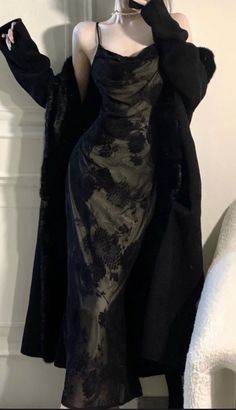 Aesthetic Dress Outfit Ideas, Dark Glamour Aesthetic Outfit, Villain Dresses Aesthetic, Black Dress Aesthetic Vintage, Fancy Dress Aesthetic, Dark Dress Aesthetic, Vampire Dress Aesthetic, Dark Feminine Dress, Prom Dresses Y2k