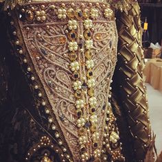 Detail, Shakespeare In Love. Judi Dench I want to make these sleeves Elizabethan Costume, Elizabethan Fashion, Fest Outfits, Medieval Clothing, August 28