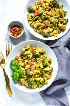 Instant Pot Chicken Pesto Pasta - Eating Instantly Pesto Pasta Recipes Chicken, Chicken Pesto Pasta, Bruschetta Chicken Pasta, Pesto Pasta Recipe, Instant Pot Pasta Recipe, Pesto Pasta Recipes, Chicken Pesto, Healthy Lunch Meal Prep