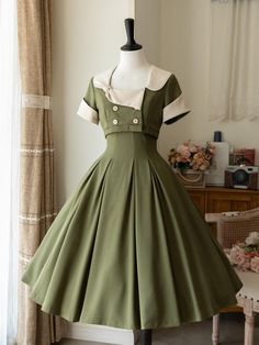 Vintage Green Dress Cutout Back Jumper Skirt + Cropped Top Set Full Dress Designs, Old Fashioned Dresses Vintage, 80’s Dresses, Gaun Abad Pertengahan, Classical Dress, Vintage Green Dress, Square Neckline Dress, Dress With Square Neckline, Fish Bones