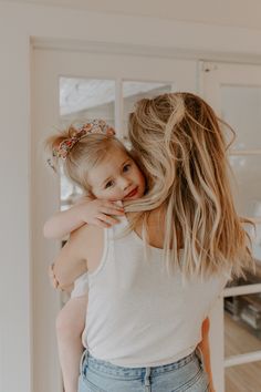 Mother Daughter Photography Poses, Mom Daughter Photography, Mom Daughter Photos, Mommy Daughter Photoshoot, Mother Daughter Poses, Mommy Daughter Pictures, Mommy Daughter Photos, Mother Daughter Pictures, Mother Daughter Photoshoot