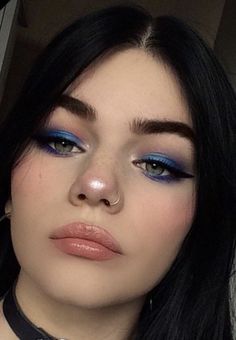 Blue Grunge Makeup, Dark Blue Eye Makeup, Dark Blue Makeup, Makeup Azul, Dark Fairy Makeup, Nerd Makeup, Makeup Ojos, Retro Makeup