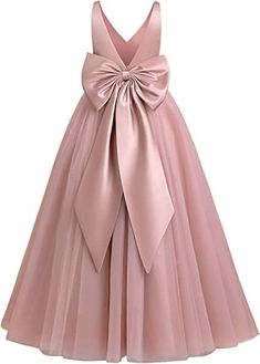 An impeccable suit for important moments! With this tulle bridesmaid dress with a bow, your baby girl can be the center of everyone's attention. In addition, for its enormous elegance without having extra details, this tulle dress includes a beautiful long satin bow in the back. A detail that will certainly not go unnoticed! *Made with the highest quality, this dress guarantees durability and comfort. Product details Fabric type Cotton+Polyester Fiber Care instructions Machine Wash Origin Import Girls Party Dress Kids, Pink Dresses For Kids, Flower Girl Gown, Girls Ball Gown, Tulle Bridesmaid, Tulle Bridesmaid Dress