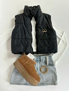 Slouchy Straight Jeans Outfit, Volunteer Outfit Casual, Outfits For Fall School, Cute Ireland Outfits, Cute Outfits For The Winter, Laid Out Outfits Aesthetic, Outfit Inspo With Uggs, Utah Fits Aesthetic, Fancy Church Outfits