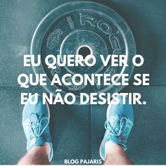 a person standing on top of a weight plate with the words, el quero ver o que agonce se eu nao desistir