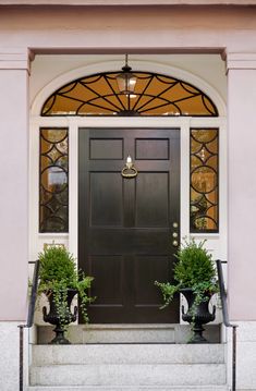 Front Door With Door Knocker, Traditional Front Door Ideas, Beautiful Home Exterior, Southern Colonial, Large Entryway, Front Door Lighting, Craftsman Door