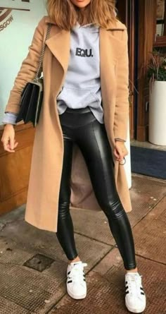 10 outfits de otoño calientitos para usar en domingo Trendy Street Style Outfits, Lederhosen Outfit, Outfits Leggins, Look Legging, Leather Pants Outfit, Tan Coat, Coat Street Style, Black Leather Pants