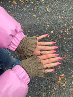 Pink Nail Outfits, Milani Nail Polish, Pretty Summer Acrylic Nails, Rounded Almond Acrylic Nails, Rings Inspo Aesthetic, Pink Nails Outfit, Autumn Pink Nails, Summer Fall Nails, Minimalistic Nails Design