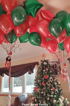 These 38 Elf on the Shelf arrival ideas give you some fun and easy ways to welcome your elf for the first time or to welcome them back. Elf Shelf Arrival, Elf Classroom, Elf Is Back Ideas, Napkin Folding Ideas, Simple Thanksgiving Table, Elf On The Shelf Arrival, Paper Napkin Folding, Napkin Folds