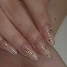 Stars And Rhinestone Nails, Gold Embellished Nails, Starry Gel Nails, Almond Gold Chrome Nails, Gold Star Nails Acrylic, Nail Swarovski Designs, Gold Sun And Moon Nails, Gold Nails With Stars, Gold Chrome Stars Nails