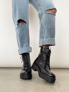 Black Lace Up Boots Outfit, Combat Boots Aesthetic, Styling Chunky Boots, Biker Cowgirl, Black Combat Boots Outfit, Cowgirl Grunge, Jeans And Combat Boots, Combat Boot Outfits, Combat Boot Outfit