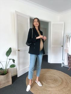 Pregnant Outfits Street Styles, Smart Maternity Outfits, Pregnant Working Outfit, Maternity Office Wear Summer, Maternity Outfit With Jeans, Preggo Outfits Spring, Maternity Outfit For Work, Maternity Outfit Office, French Maternity Style Winter