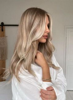 Blonde hair gives a feeling of lightness and good quality hair makes you look more confident. Sand Color Hair With Highlights, Platinový Blond, Lydia Rose, Dirty Blonde Hair, Dark Blonde Hair