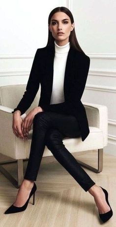 20 BLACK AND WHITE OUTFITS FOR WOMEN OVER 50 - valemoods Classic Work Outfits, Chic Work Outfit, Job Interview Outfit, Chic Work Outfits Women, Lawyer Fashion, Professional Work Outfit, Lawyer Outfit, Woman Outfit, Black Outfits