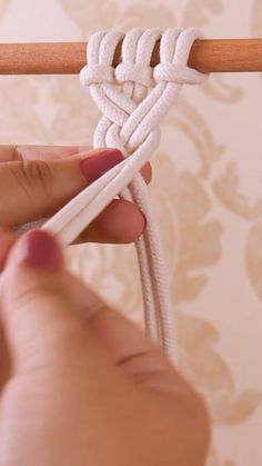 Quer aprender? Clique no link... Paracord Bracelet Patterns, Tutorial Macramé, Boho Crafts Diy, Macrame Wall Hanging Diy, Macrame Hanger